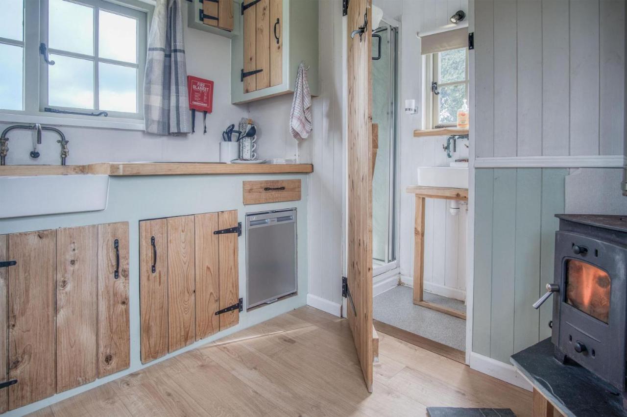 Haven View - 1 Bedroom Shepherds Hut - St Ishmaels Saint Ishmaels  Exterior photo
